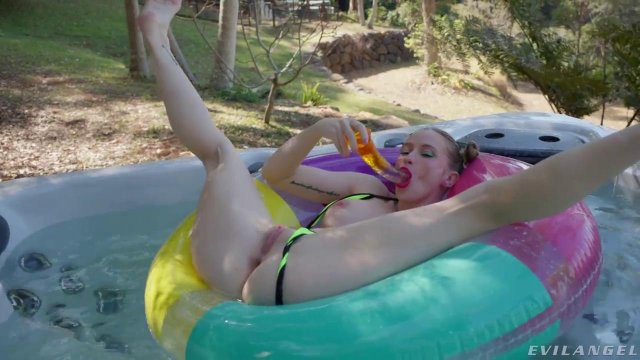 Превью Девушка мастурбирует в бассейне на надувном круге № 41175