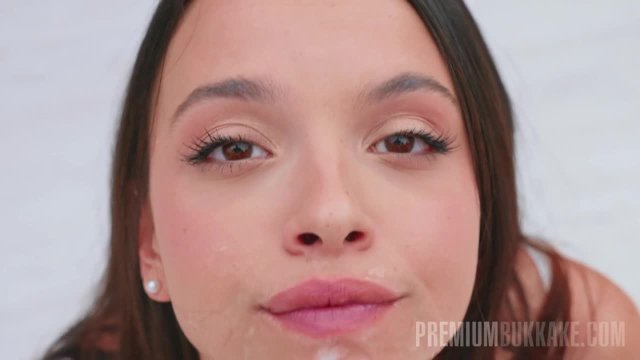 Превью У неё прекрасно получается глотать мужскую сперму № 46111